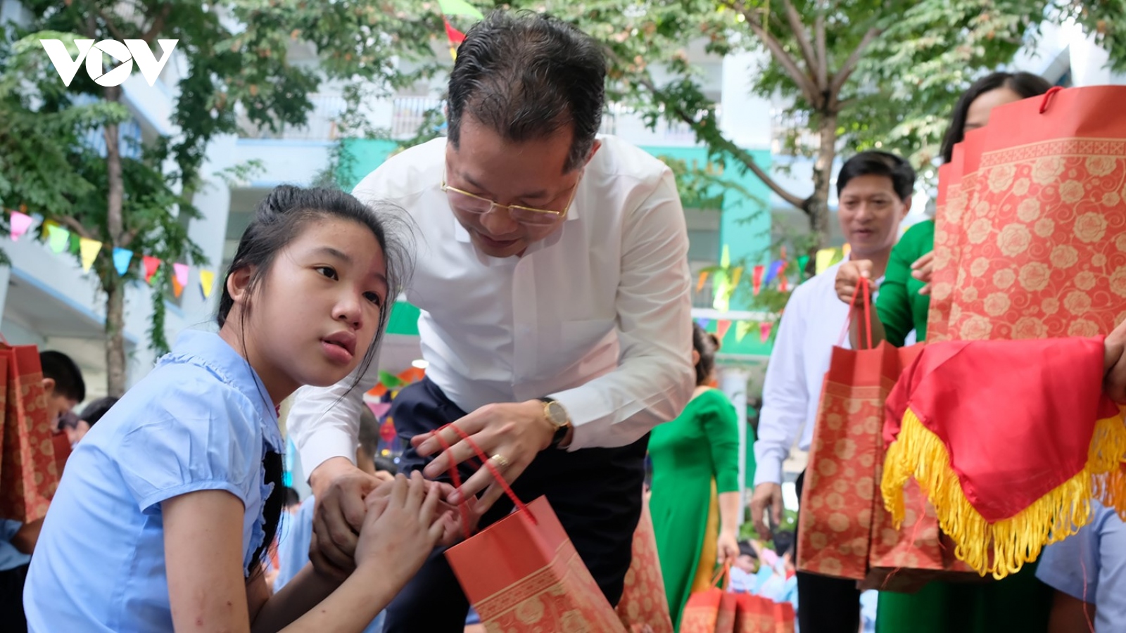 Bí thư Thành ủy Đà Nẵng tặng quà trung thu các em trường chuyên biệt Tương lai